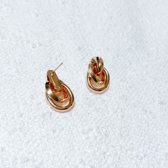 Minimalist twist hoop stud earrings M230 - Picture 3 of 3